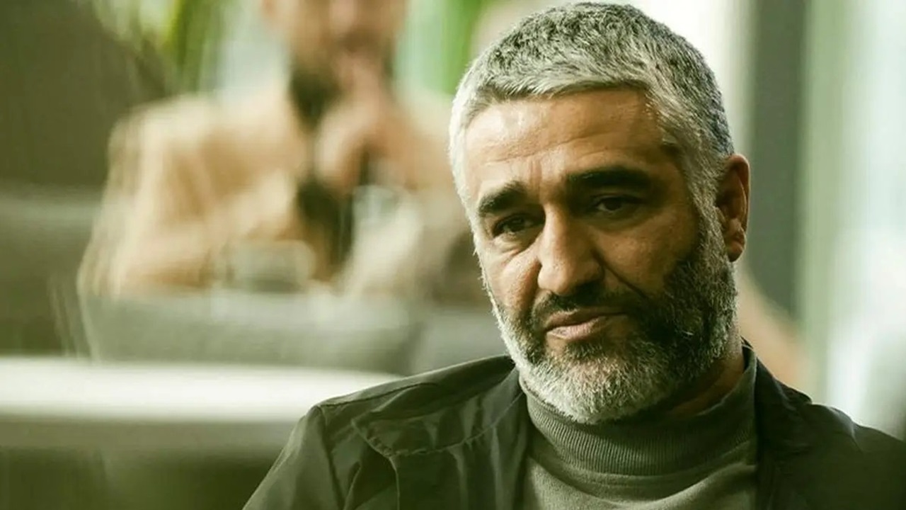 قسم به دانه های خاک مادرم همه اش ساختگی و دروغ است